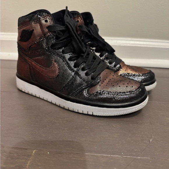 Jordan 1 Retro High
Fearless Metallic Rose Gold (Women's) - Picture 1 of 5